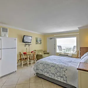 Daytona With Oceanfront Balcony And Pool! Daytona Beach